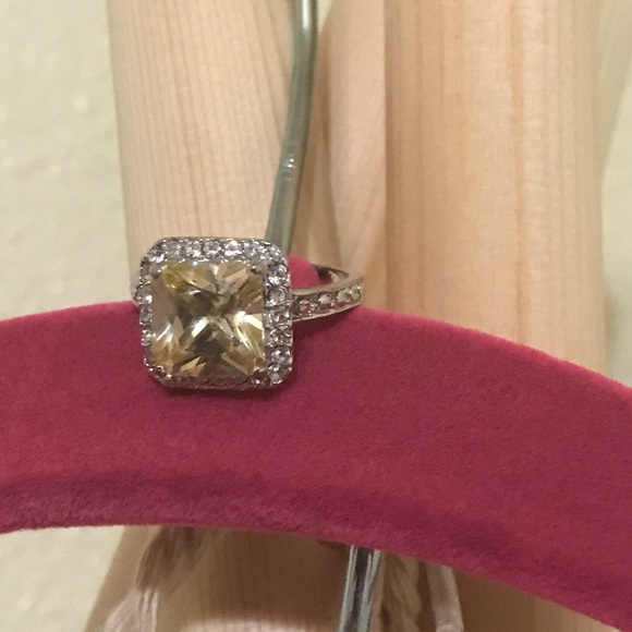 Costume Jewelry Ring - Picture 5 of 7